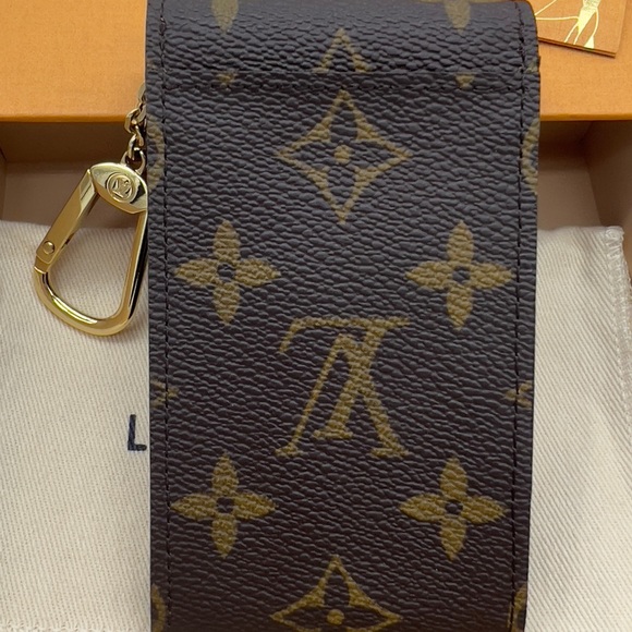 Authentic NEW Louis Vuitton Monogram Porte cles badge - Picture 2 of 9
